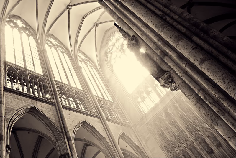Gotisches Kirchenschiff, dramatisches Licht durch Maßwerkfenster